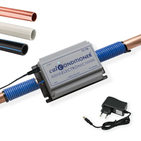 Descalcificador eletrónico Calconditioner CC750 montado num tubo de cobre com bobinas de fixação e transformador.