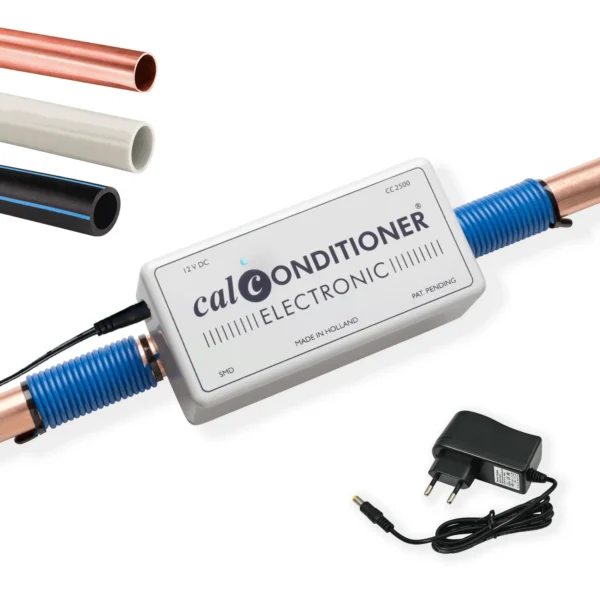 Descalcificador eletrónico Calconditioner CC2500 montado num tubo de cobre com bobinas de fixação e transformador.